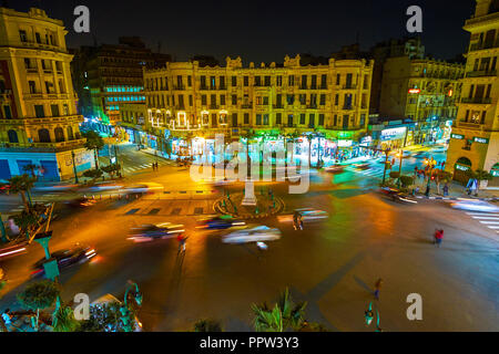 Le CAIRE, ÉGYPTE - Le 24 décembre 2017 : La vue sur occupation de Talaat Harb square, l'éclairage du soir est bel endroit pour regarder le rythme de la vie en ville, sur de Banque D'Images