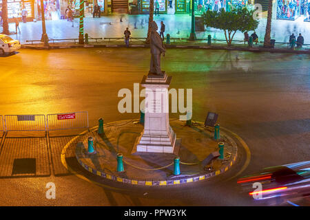 Le CAIRE, ÉGYPTE - Le 23 décembre 2017 : le monument à célèbre économiste égyptien Talaat Harb au même nom Place dans centre du Caire, le 23 décembre dans Banque D'Images