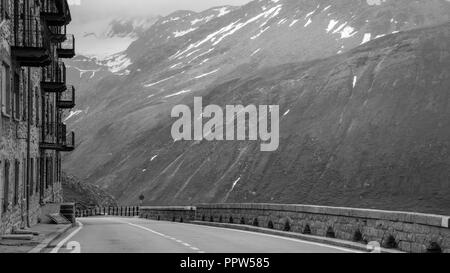 Road près du sommet du col de la Furka en Suisse. Avec une altitude de 2 429 mètres c'est une connexion de Gletsch, passe-haut Valais avec Realp, Uri. Banque D'Images