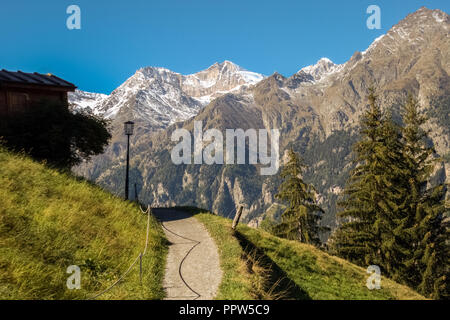 Verchaix sur une claire journée d'automne (Valais, Suisse). Le village est situé à une altitude de 1 620 mètres sur une terrasse au-dessus Grächen Banque D'Images