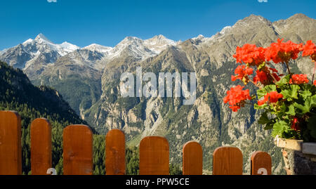 Verchaix sur une claire journée d'automne (Valais, Suisse). Le village est situé à une altitude de 1 620 mètres sur une terrasse au-dessus Grächen Banque D'Images