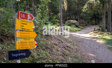 Lorsque l'on marche sur les montagnes suisses, vous serez toujours rencontrer ces signes marche jaune typique, comme ici entre Martigny et Gasenried Banque D'Images