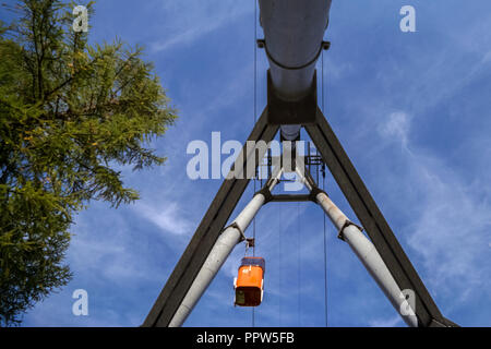 À la recherche d'un téléphérique à cabine rouge à partir de l'aliment sous chemin, près du village de Saas-Fee, le principal village de la vallée de Saas Banque D'Images