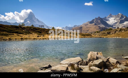 Lors de la marche de Sunnegga jusqu'à Zermatt (Valais, Suisse), on peut rencontrer de belles vues sur le Mont Cervin, la montagne la plus célèbre de la Suisse Banque D'Images