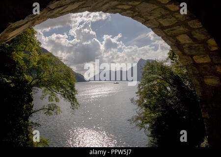 Lors de la marche à pied la célèbre randonnée à partir de Gandria à Lugano (canton du Tessin, Suisse) peut être eu une vue magnifique sur le lac Banque D'Images