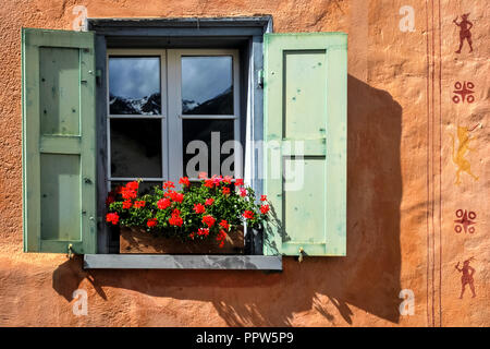 Fenêtre dans un style typique de Graubunder dans le village de Guarda (Grisons, Suisse). Les maisons sont souvent construire à partir de la pierre. Banque D'Images