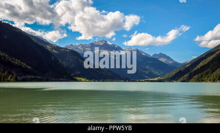 Vue sur le Lago di Poschiavo (Grisons, Suisse). La seule connexion à Poschiavo Engadine et le reste de la Suisse est sur le col de la Bernina Banque D'Images