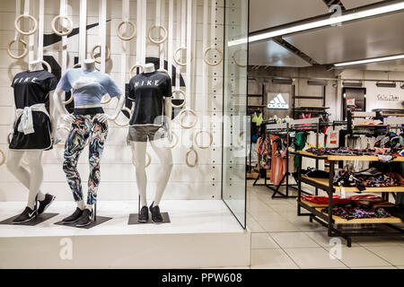 Miami Florida,Kendall,Dadeland Mall,Macy's Department store,intérieur,produits en vente,vêtements Nike SPORTSWEAR,femmes,visiteurs tr Banque D'Images