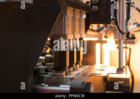 Bouteille plastique PET/ automatique machine de moulage par soufflage travaillant en usine. Avec la technologie Smart factory 4.0. Banque D'Images