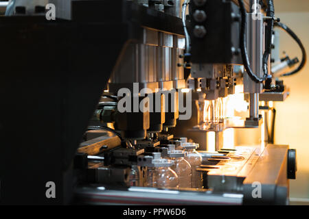 Bouteille plastique PET/ automatique machine de moulage par soufflage travaillant en usine. Avec la technologie Smart factory 4.0. Banque D'Images