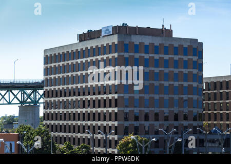 Longueuil, QC, Canada - 24-09-2018 - immeuble de bureaux et le pont en arrière-plan. Construction avec windows et le béton. Ciel bleu reflété dans la g Banque D'Images