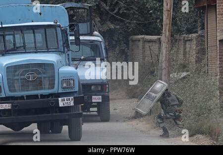 L'Inde. 27 Sep, 2018. Indian paramilitaire en conflit avec les Cachemiriens au cours d'une manifestation près de l'emplacement d'une rencontre à Panzan, village au sud de Srinagar, au Cachemire sous contrôle indien, jeudi, 27 Septembre, 2018. Depuis les petites heures du jeudi, les forces de sécurité indiennes retranché sur au moins trois endroits au Cachemire le déclenchement des armes à feu féroce bataille entre militants et forces dans laquelle un civil, un soldat de l'armée américaine et trois militants ont été tués. Credit : Umer Asif/Pacific Press/Alamy Live News Banque D'Images