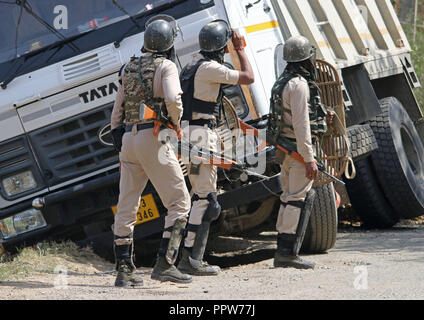 L'Inde. 27 Sep, 2018. Soldats paramilitaires indiennes en conflit avec les Cachemiriens au cours d'une manifestation près de l'emplacement d'une rencontre à Panzan, village au sud de Srinagar, au Cachemire sous contrôle indien, jeudi, 27 Septembre, 2018. Depuis les petites heures du jeudi, les forces de sécurité indiennes retranché sur au moins trois endroits au Cachemire le déclenchement des armes à feu féroce bataille entre militants et forces dans laquelle un civil, un soldat de l'armée américaine et trois militants ont été tués. Credit : Umer Asif/Pacific Press/Alamy Live News Banque D'Images