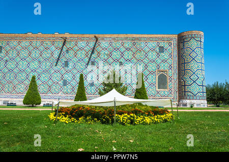 Les chambres lumineuses de fleurs couvert de couvre-lits blancs du soleil de plomb, Samarkand, Ouzbékistan. Banque D'Images