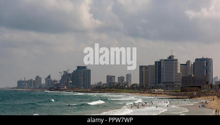 Vue panoramique oh la plage de Tel Aviv, Israël, par temps humide Banque D'Images