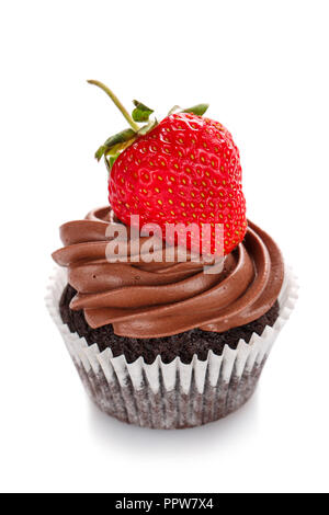 Gâteau au chocolat avec des fraises, isolé sur un fond blanc. Gâteau au chocolat avec des fraises sur une serviette blanche. Banque D'Images