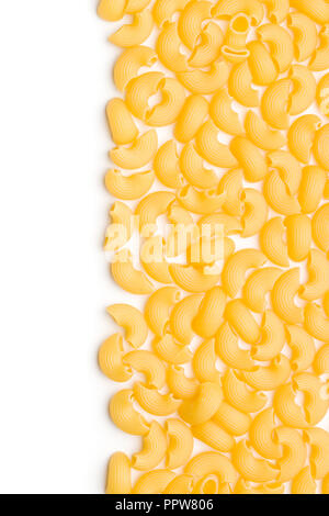 Elbow macaroni cru isolé sur fond blanc. Banque D'Images