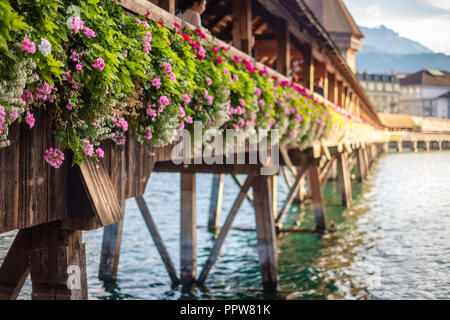 Close-up le pont de la chapelle (Kapellbrucke) à Lucerne (Luzern), Suisse. Le pont traverse la rivière Reuss qui debouches dans le lac des Quatre-Cantons Banque D'Images