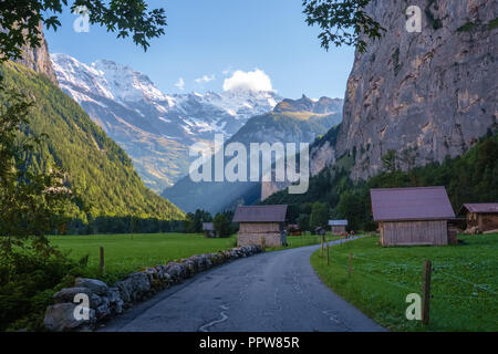 Soleil commence à définir sur l'après-midi à la vallée de Lauterbrunnen (Oberland Bernois, Suisse). Il se trouve au bas de la vallée de Lauterbrunnen Banque D'Images