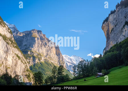 Soleil commence à définir sur l'après-midi à la vallée de Lauterbrunnen (Oberland Bernois, Suisse). Il se trouve au bas de la vallée de Lauterbrunnen Banque D'Images