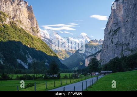 Soleil commence à définir sur l'après-midi à la vallée de Lauterbrunnen (Oberland Bernois, Suisse). Il se trouve au bas de la vallée de Lauterbrunnen Banque D'Images