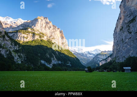 Soleil commence à définir sur l'après-midi à la vallée de Lauterbrunnen (Oberland Bernois, Suisse). Il se trouve au bas de la vallée de Lauterbrunnen Banque D'Images