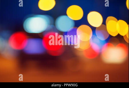 Aux feux dans la ville de nuit Banque D'Images