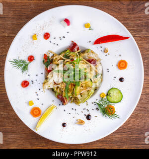 De délicieux plats du chef, décoré avec des légumes frais et à la roquette Banque D'Images