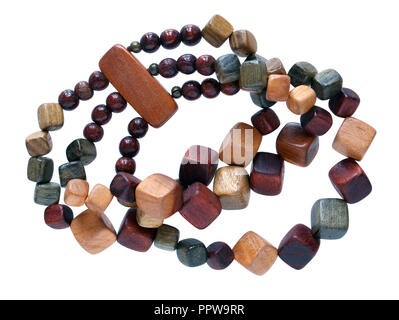 Des perles de sexe féminin sont en chêne en bois cubes et écrou simple. Isolé sur un plan macro blanc Banque D'Images