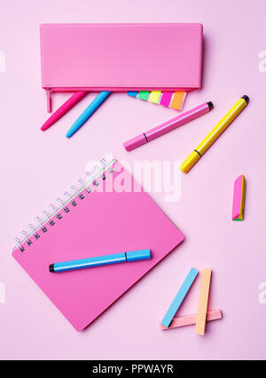 Desktop pour les filles. Mise à plat, vue d'en haut lieu pour le texte. Banque D'Images