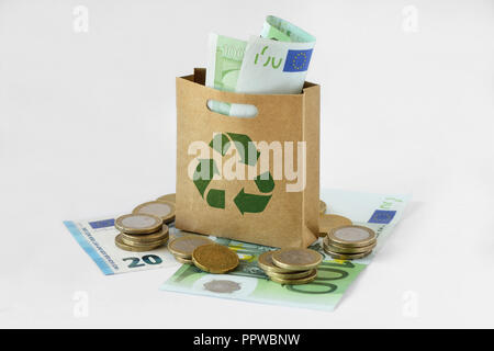 Sac shopping en papier vert avec symbole recyclage sur l'argent - Ecology concept Banque D'Images