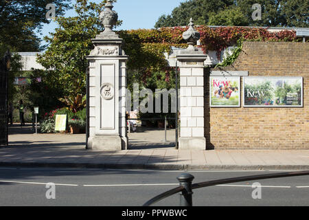 Jardins botaniques royaux de Kew, Richmond, London, UK, Victoria Gate historique à partir de 1889 près de la station de métro Kew, plantes d'été affichés dans des pots. Banque D'Images