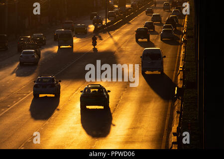 La Thaïlande. 27 Sep, 2018. Voitures le long de la route dans la matinée à Bangkok, Thaïlande, le 27 septembre 2018. Credit : Seksan Roj/Pacific Press/Alamy Live News Banque D'Images