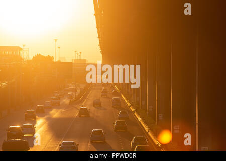 La Thaïlande. 27 Sep, 2018. Vu le lever du soleil dans le matin le long d'une route principale à Bangkok, Thaïlande, le 27 septembre 2018. Credit : Seksan Roj/Pacific Press/Alamy Live News Banque D'Images