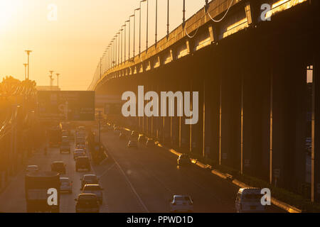 La Thaïlande. 27 Sep, 2018. Vu le lever du soleil dans le matin le long d'une route principale à Bangkok, Thaïlande, le 27 septembre 2018. Credit : Seksan Roj/Pacific Press/Alamy Live News Banque D'Images