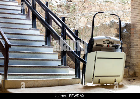 Monte-escalier pour personnes handicapées ou âgées, de monter un escalier au site archéologique. L'archéologie et de l'invalidité concept Banque D'Images