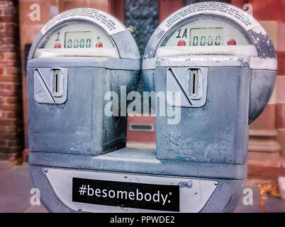 Les parcomètres portent un autocollant disant "# besomebody", le 5 avril 2015, à Charleston, Caroline du Sud. Banque D'Images