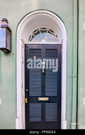 Peinture verte donne un air tropical à un arc-en-ligne accueil historique, le 5 avril 2015, à Charleston, Caroline du Sud. Banque D'Images