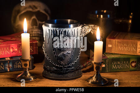 Chambre officielle de tankard Stark série Game of Thrones éclairée par des chandelles Banque D'Images