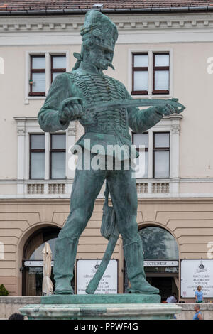 Ancienne statue en bronze de hussards à DIsz Square à Budapest, Hongrie Banque D'Images