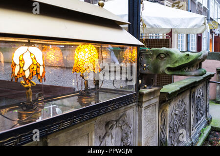 Gdansk, occidentale, Pologne : gargouille et affichage lumineux cabinet de l'une des nombreuses boutiques d'ambre à St Mary's Street (ul. Restaurant La Luna). Banque D'Images