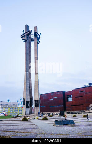 Gdansk, occidentale, Pologne : la Place de la solidarité. Centre de la solidarité européenne (ouvert en 2014) et Monument aux Morts ouvriers de chantier naval de 1970, conçu Banque D'Images