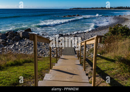 Passerelle en bois menant à l'océan Atlantique à White Point Beach, en Nouvelle-Écosse, Canada. Banque D'Images