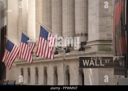 Wall Street signe avec les drapeaux floue de la bourse comme arrière-plan. Octobre 2017 Banque D'Images