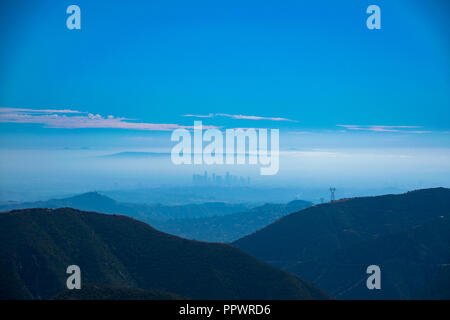 L'horizon de Los Angeles comme vu à travers la brume de la montagnes San Gabriel près du Mont Wilson, en Californie Banque D'Images