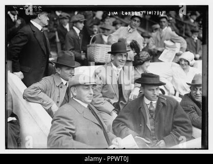 Boxeur Jim Corbett (centre) et Blossom Seeley (épouse de Rube Marquard) à gauche du jeu à l'un des World Series 1913 au Polo Grounds de New York (baseball) Banque D'Images