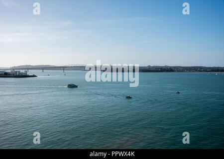 Auckland, Nouvelle Zealand-December 17,2016 : Pont du port, les bateaux et nautique vue front de mer, sur une journée claire dans Auckland, Nouvelle-Zélande Banque D'Images