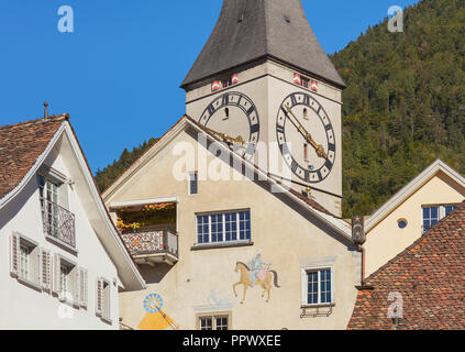 Chur, Suisse - Septembre 27, 2018 : immeubles de la partie historique de la ville de Chur, horloge de l'église St Martin (allemand : Martinskirche). E Banque D'Images