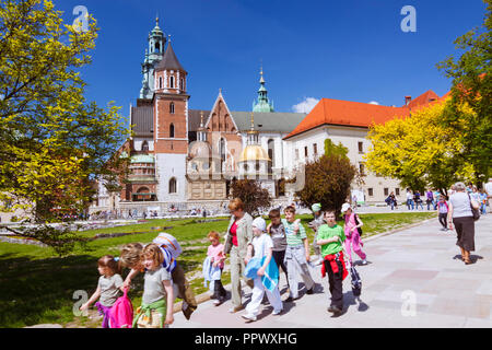 Cracovie, Pologne : un groupe d'écoliers passe devant la cathédrale du Wawel sur la colline de Wawel. D'abord construit et détruit au 11e siècle ; la constructi Banque D'Images