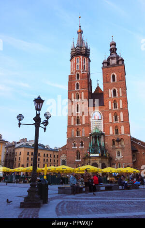 Cracovie, Pologne : la Basilique Sainte-Marie église Notre Dame élevée au ciel un 14e siècle église gothique en brique à la place du marché Banque D'Images